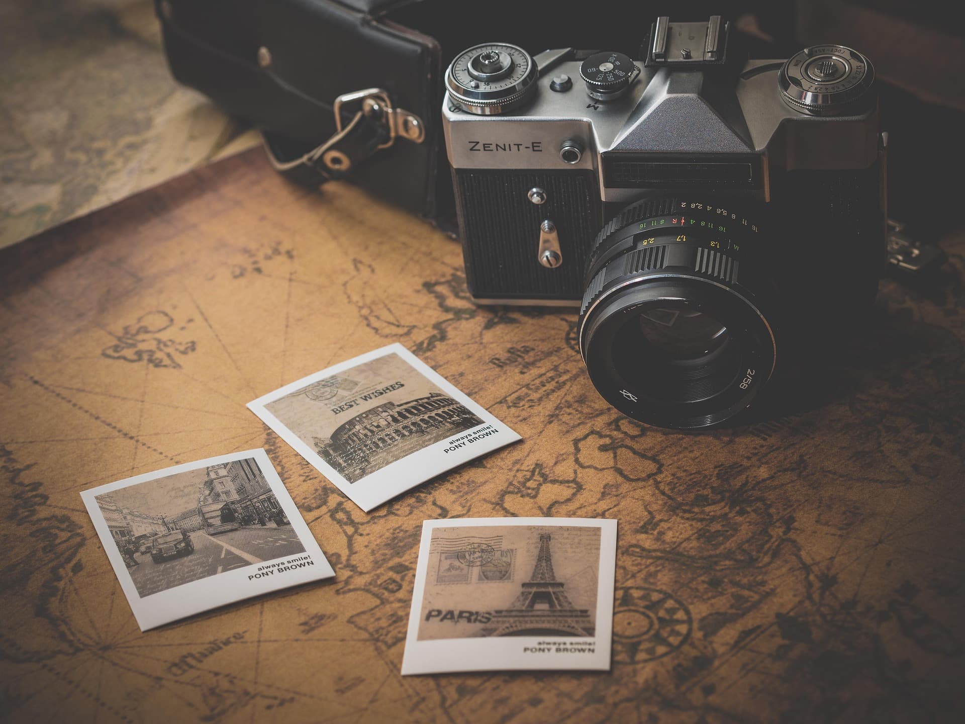 Imagen hero de una mapa y una camara encima